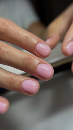 Negovani kratki nokti u nežnoj roze nijansi