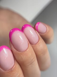 Roze francuski manikir na bademastim noktima